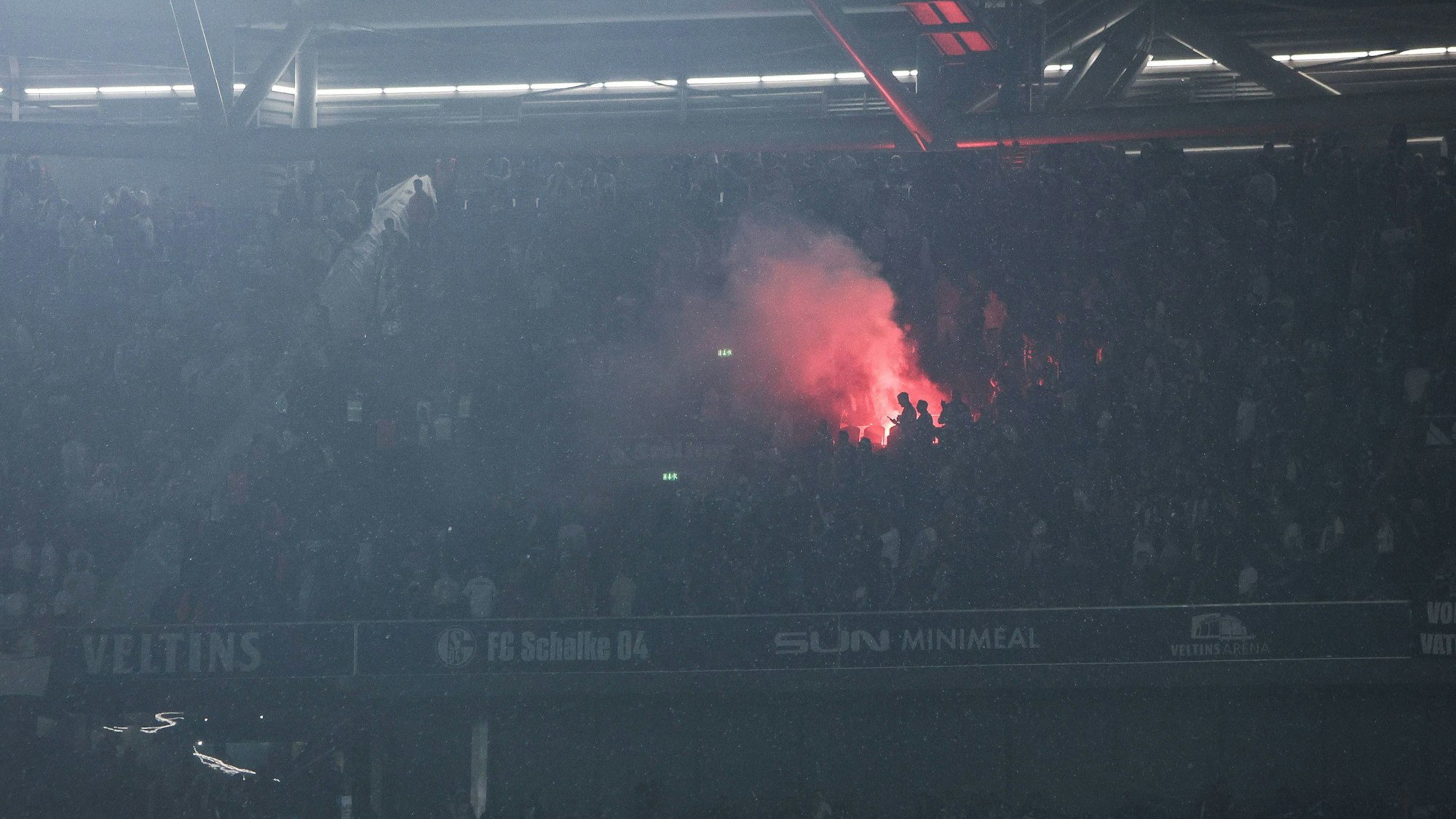 Pyrotechnik in der Arena auf Schalke.