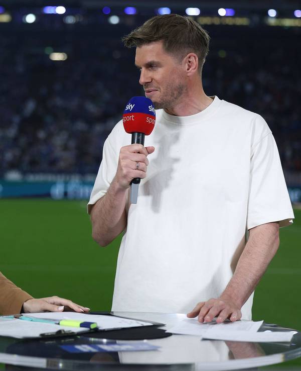 Nele Ocik und Simon Terodde stehen am Moderationspult.