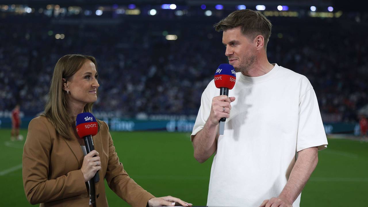 Nele Ocik und Simon Terodde stehen am Moderationspult.