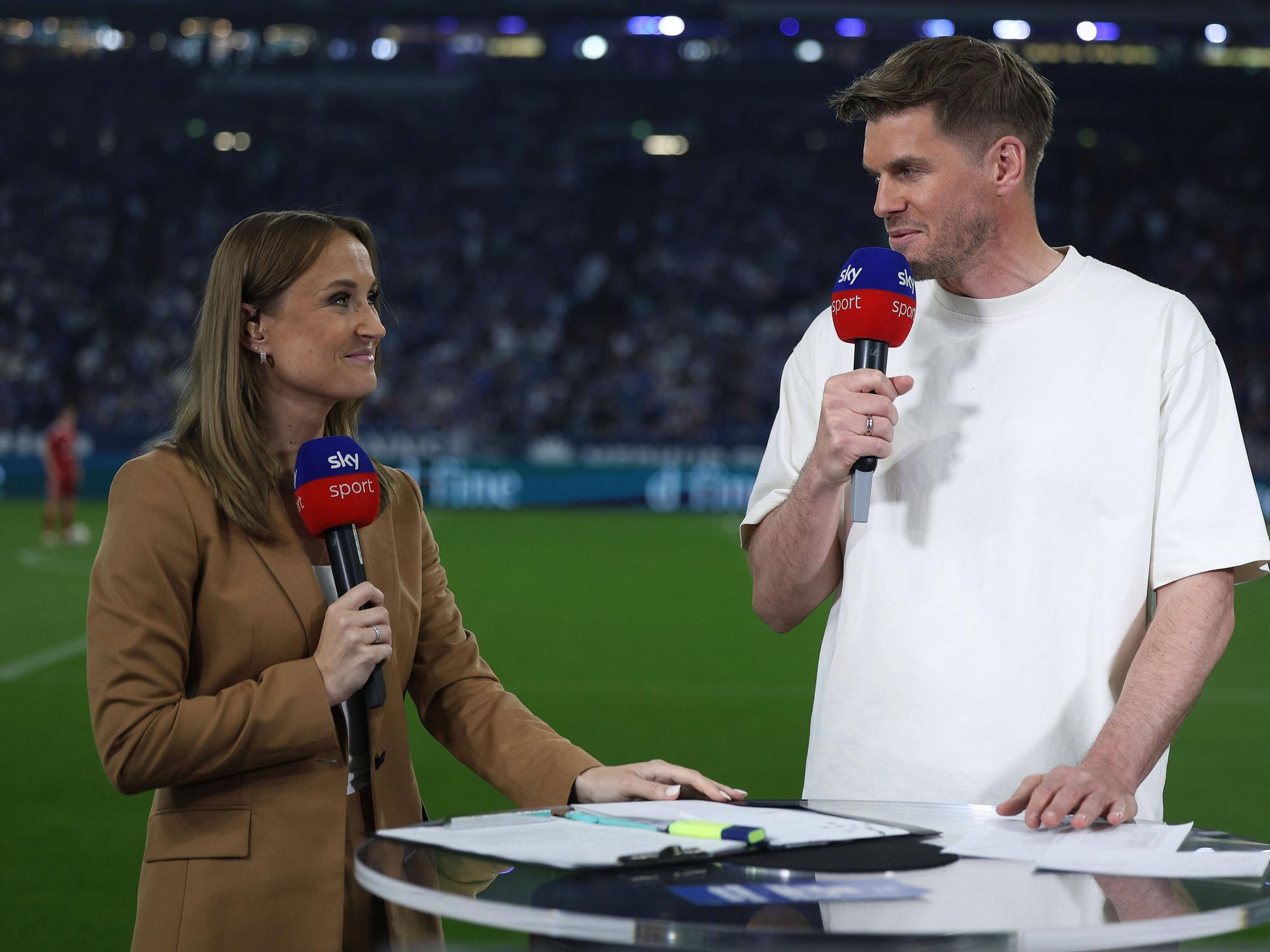 Nele Ocik und Simon Terodde stehen am Moderationspult.