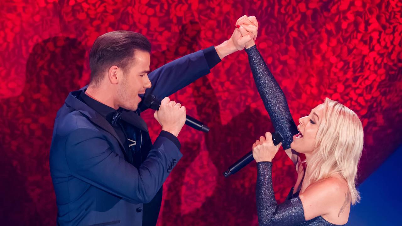 Eric Philippi und Michelle singen zusammen.