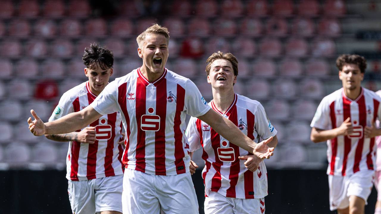 Fynn Schenten jubelt mit ausgestreckten Armen vor seinen Teamkollegen.