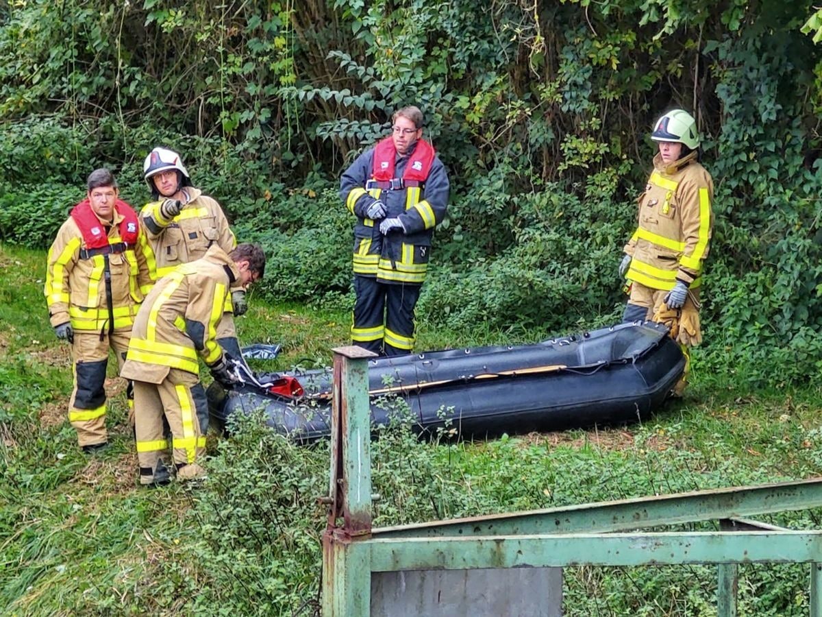 Feuerwehr birgt Leichnam aus der Erft bei Grevenbroich.