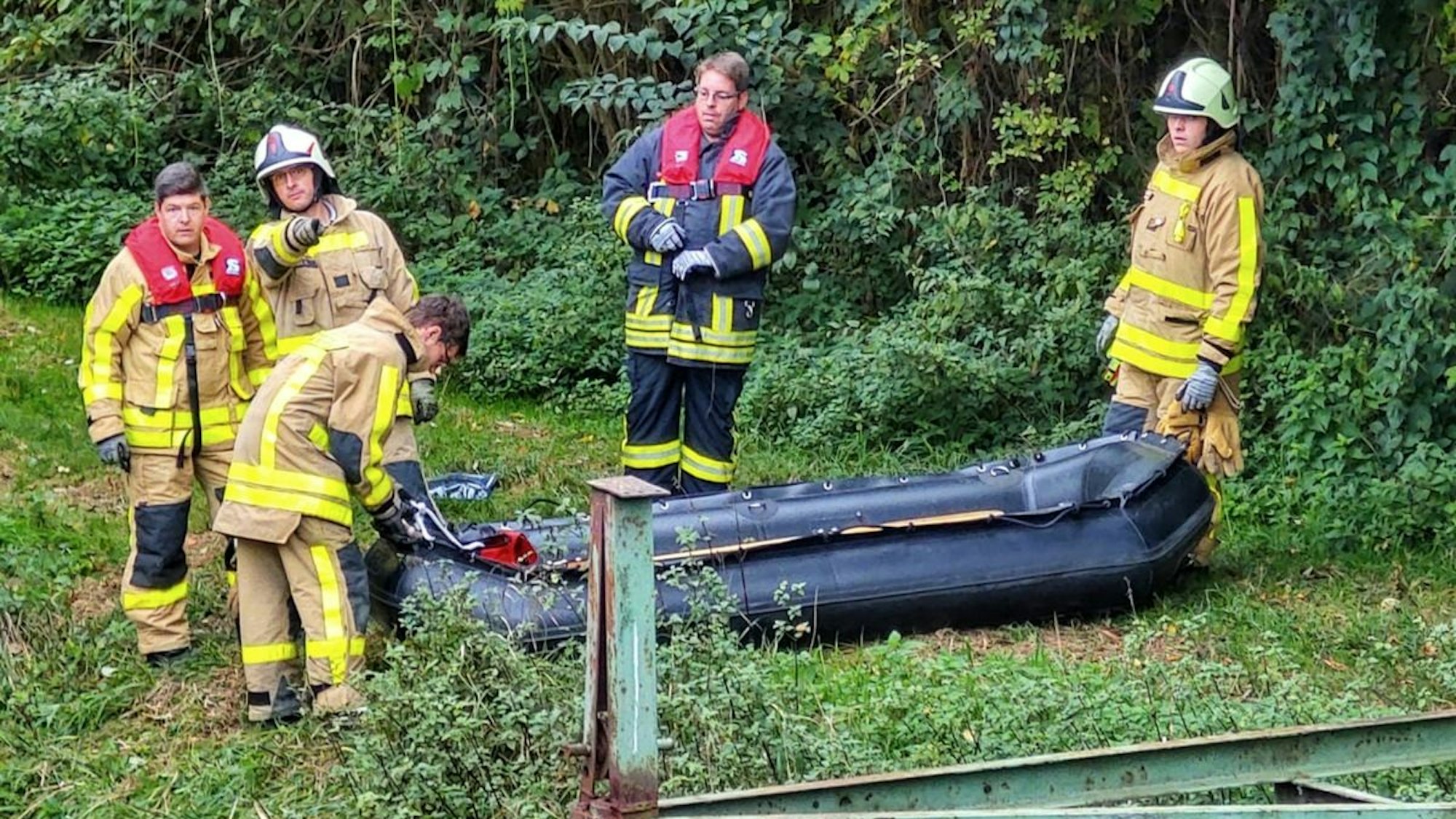 Feuerwehr birgt Leichnam aus der Erft bei Grevenbroich.