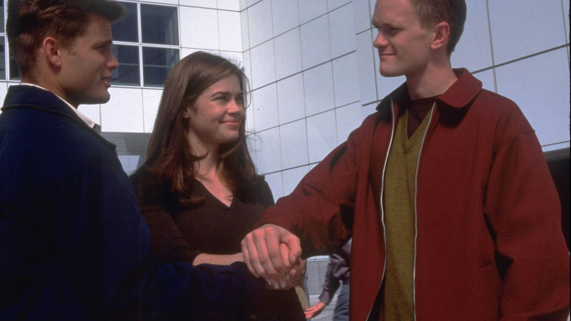 Freunde fürs Leben im Kampf gegen die „Bugs“: Johnny Rico (Casper van Dien, links), Carmen Ibanez (Denise Richards) und Carl Jenkins (Neil Patrick Harris). (Bild: 1997 TriStar Pictures, Inc. and Touchstone Pictures. All Rights Reserved.)