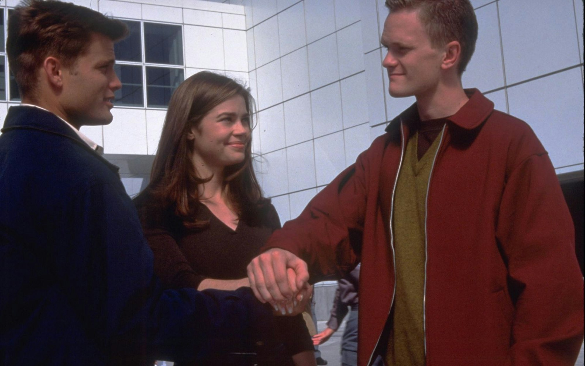 Freunde fürs Leben im Kampf gegen die „Bugs“: Johnny Rico (Casper van Dien, links), Carmen Ibanez (Denise Richards) und Carl Jenkins (Neil Patrick Harris). (Bild: 1997 TriStar Pictures, Inc. and Touchstone Pictures. All Rights Reserved.)