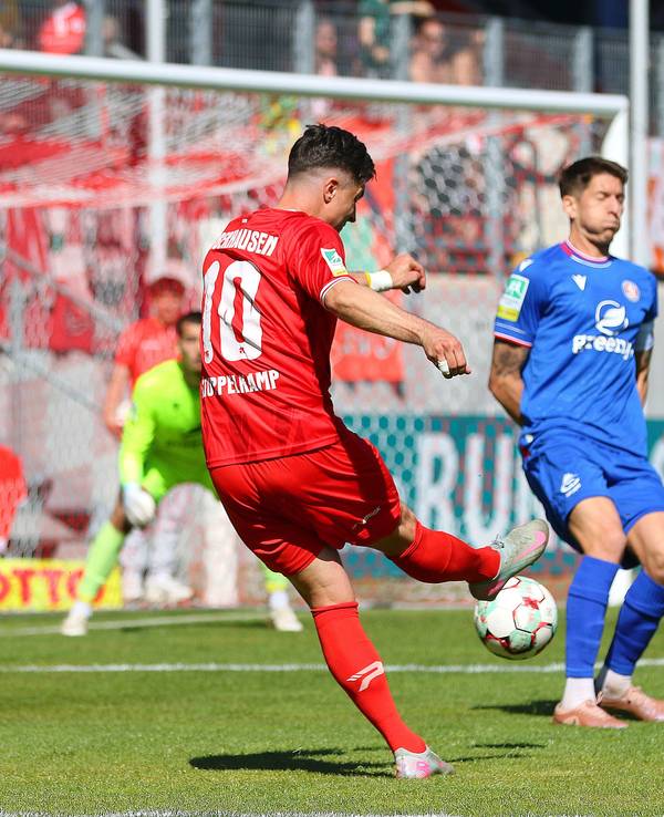 Moritz Stoppelkamp
schießt aufs Tor.