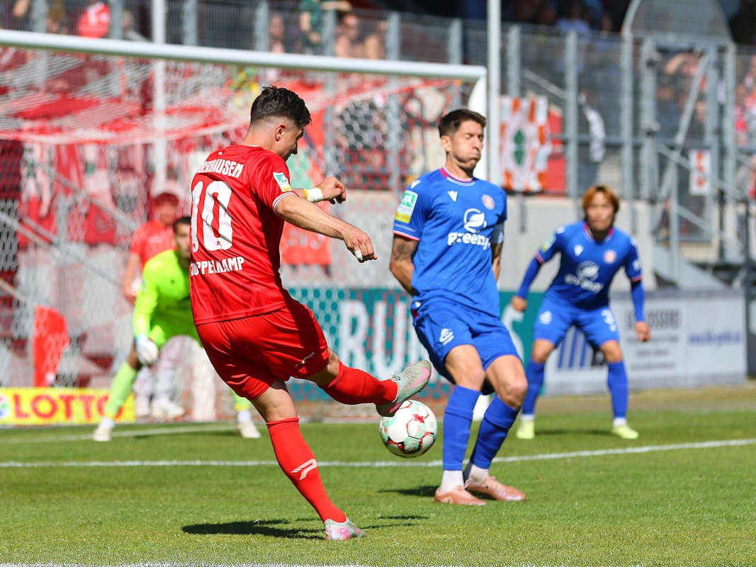 Moritz Stoppelkamp
schießt aufs Tor.