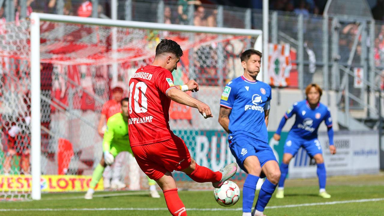 Moritz Stoppelkamp
schießt aufs Tor.