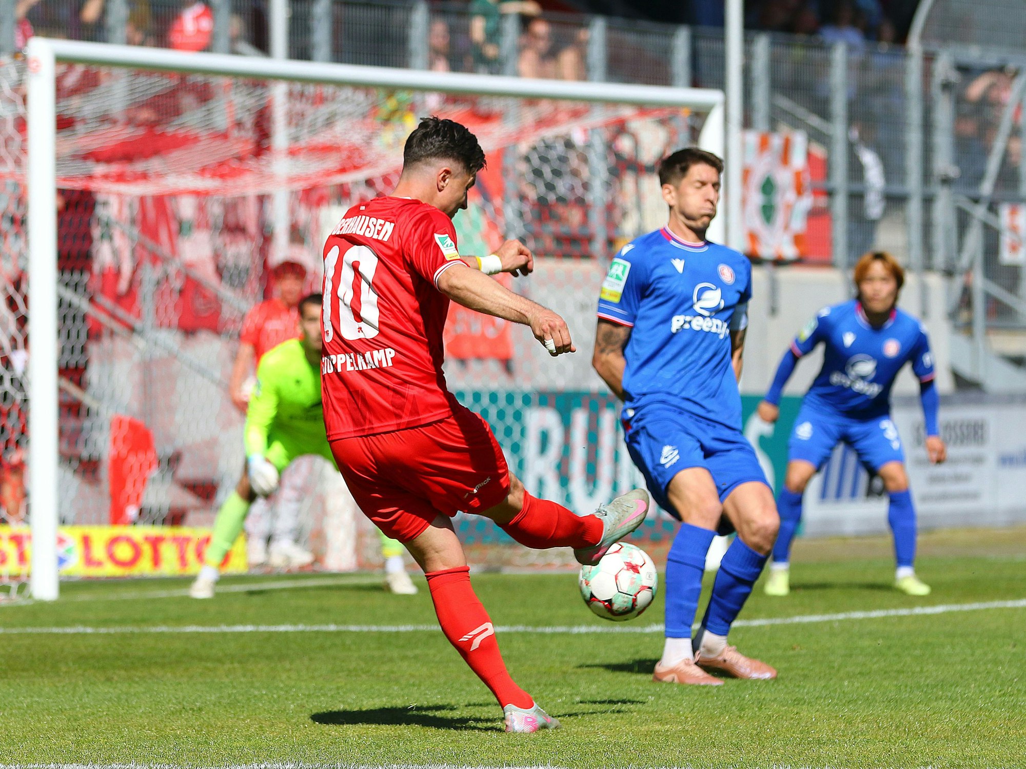 Moritz Stoppelkamp
schießt aufs Tor.