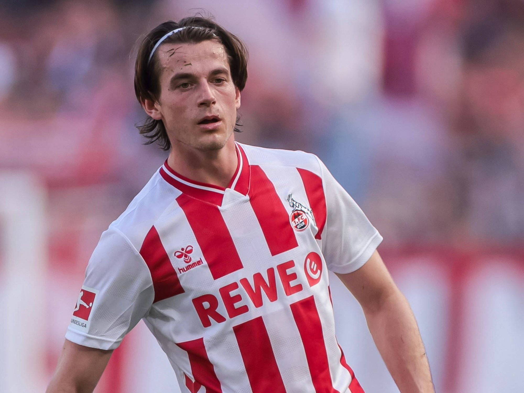 Jakub Kaminski im rot-weiß-gestreiften FC-Trikot.
