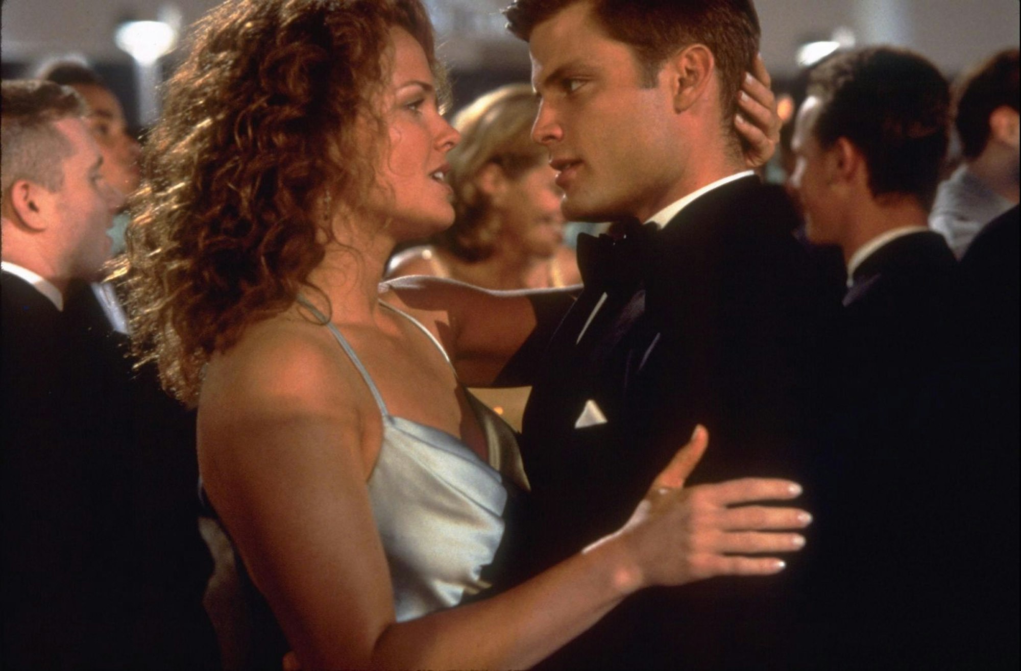 Geht da was zwischen Johnny Rico (Casper van Dien) und Dizzy Flores (Dina Meyer)? (Bild: 1997 TriStar Pictures, Inc. and Touchstone Pictures. All Rights Reserved.)