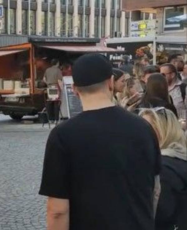 Auf dem Nachfolge-Markt von „meet & eat“ trafen sich am Donnerstag wieder zahlreiche Kölner und Kölnerinnen. Die traditionellen Marktstände blieben allerdings weitgehend leer.