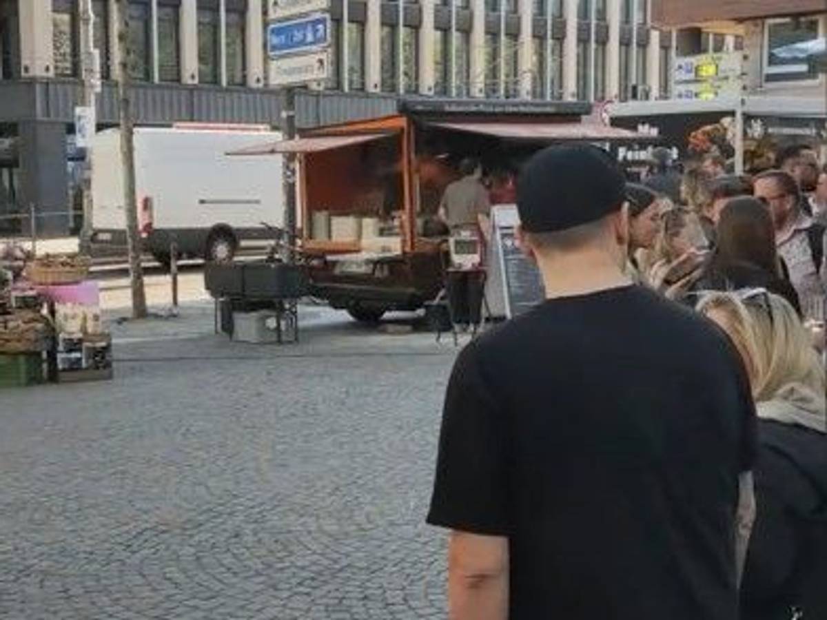 Auf dem Nachfolge-Markt von „meet & eat“ trafen sich am Donnerstag wieder zahlreiche Kölner und Kölnerinnen. Die traditionellen Marktstände blieben allerdings weitgehend leer.