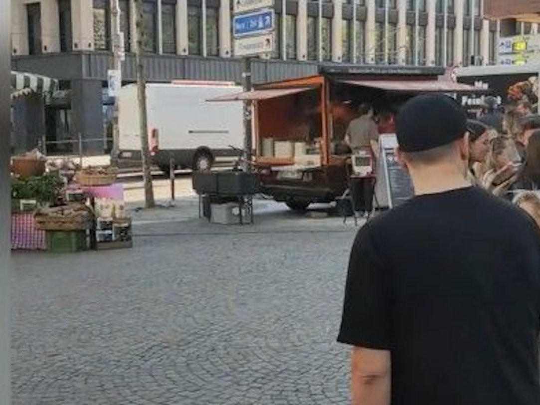 Auf dem Nachfolge-Markt von „meet & eat“ trafen sich am Donnerstag wieder zahlreiche Kölner und Kölnerinnen. Die traditionellen Marktstände blieben allerdings weitgehend leer.