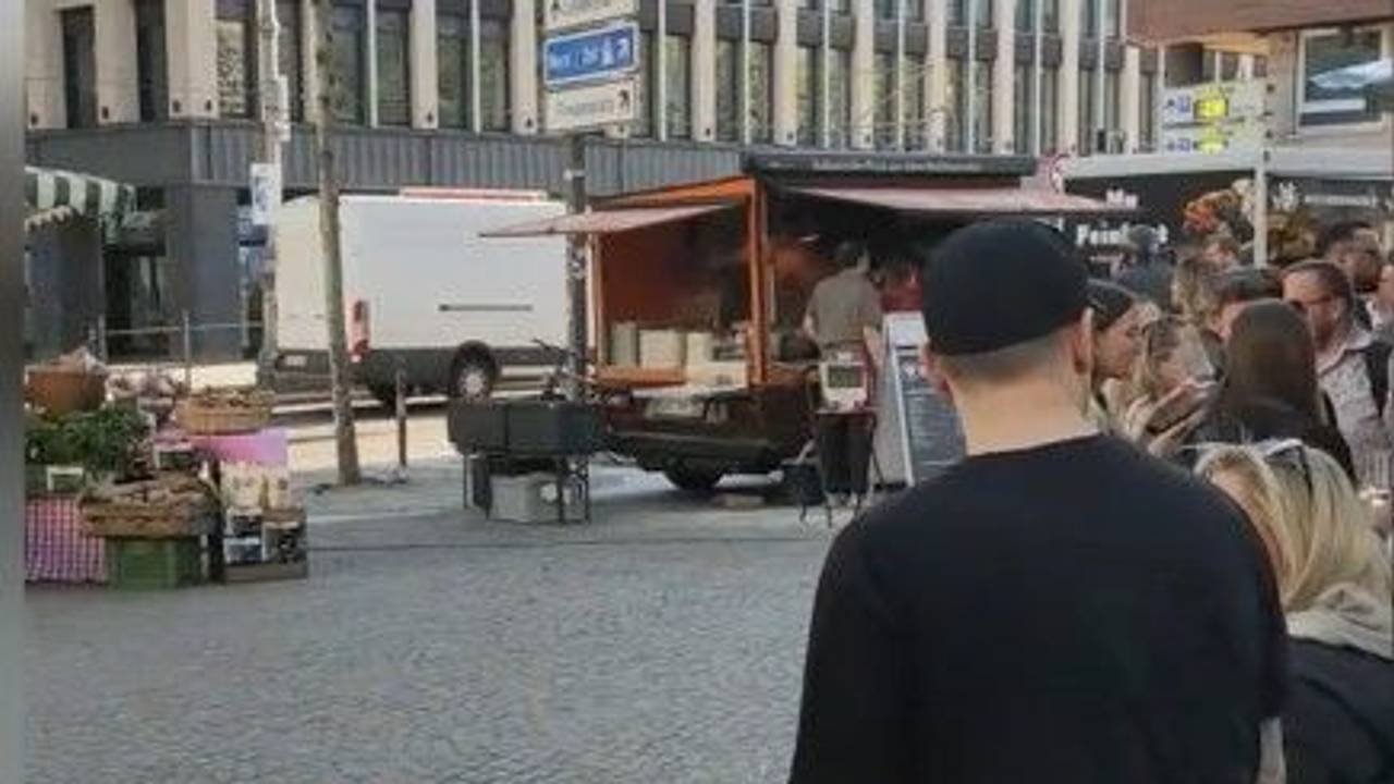 Auf dem Nachfolge-Markt von „meet & eat“ trafen sich am Donnerstag wieder zahlreiche Kölner und Kölnerinnen. Die traditionellen Marktstände blieben allerdings weitgehend leer.