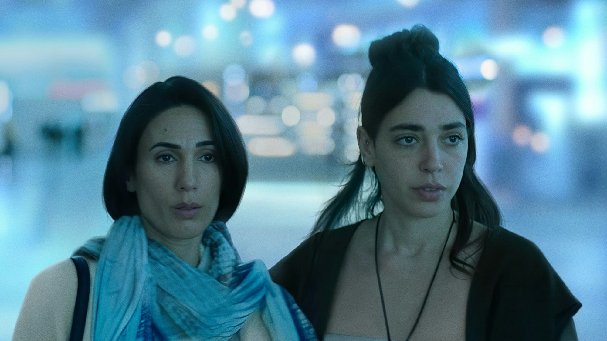 Eigentlich wollen Orna (Liraz Chamami, links) und ihre Tochter Gali (Talia Lynne Ronn) nur gemeinsam Urlaub machen. Doch von Entspannung kann keine Rede sein, als Gali wegen angeblichen Drogenschmuggels festgenommen wird. (Bild: Apple )