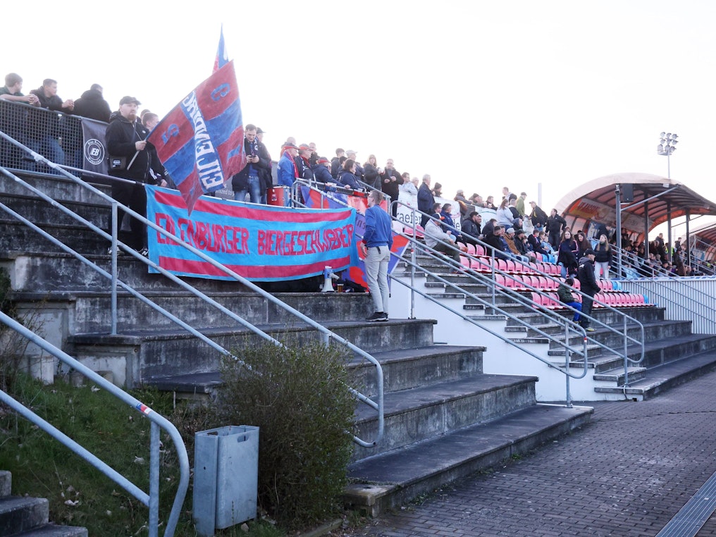 Die kleine Tribüne im Stadion des FC Eilenburg.