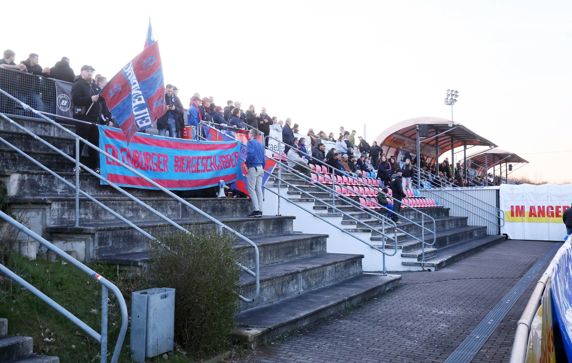 Die kleine Tribüne im Stadion des FC Eilenburg.