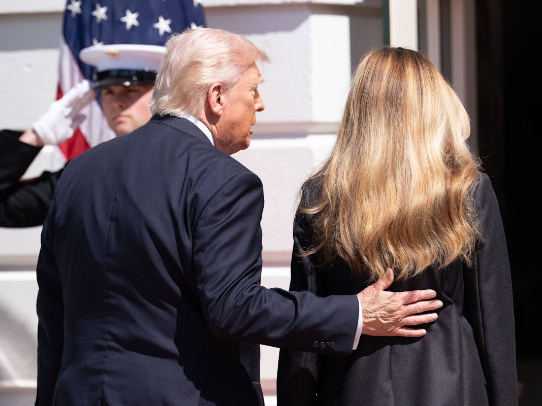 Donald Trump neben seiner Frau, First Lady Melania Trump, während des royalen Besuchs von König Charles und Königin Camillia am 30. April.