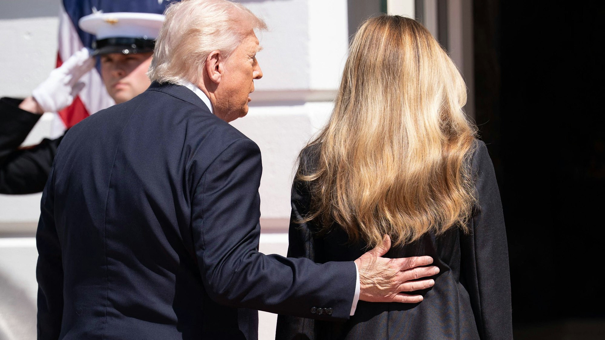 Donald Trump neben seiner Frau, First Lady Melania Trump, während des royalen Besuchs von König Charles und Königin Camillia am 30. April.