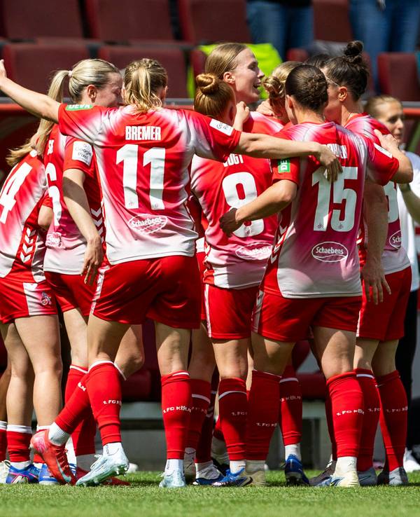 Die Frauen des 1. FC Köln bejubeln das Tor von Anna-Lena Stolze.