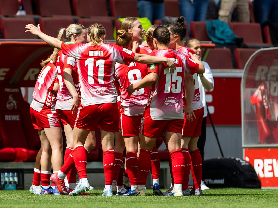 Die Frauen des 1. FC Köln bejubeln das Tor von Anna-Lena Stolze.