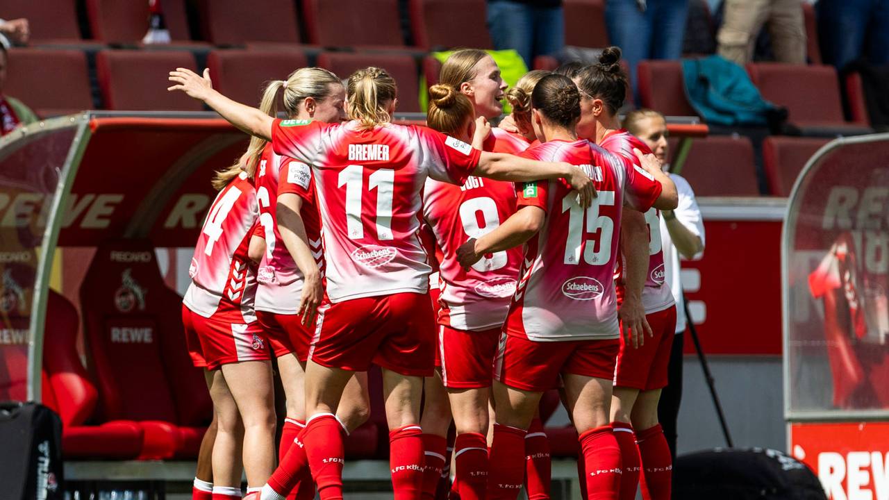 Die Frauen des 1. FC Köln bejubeln das Tor von Anna-Lena Stolze.