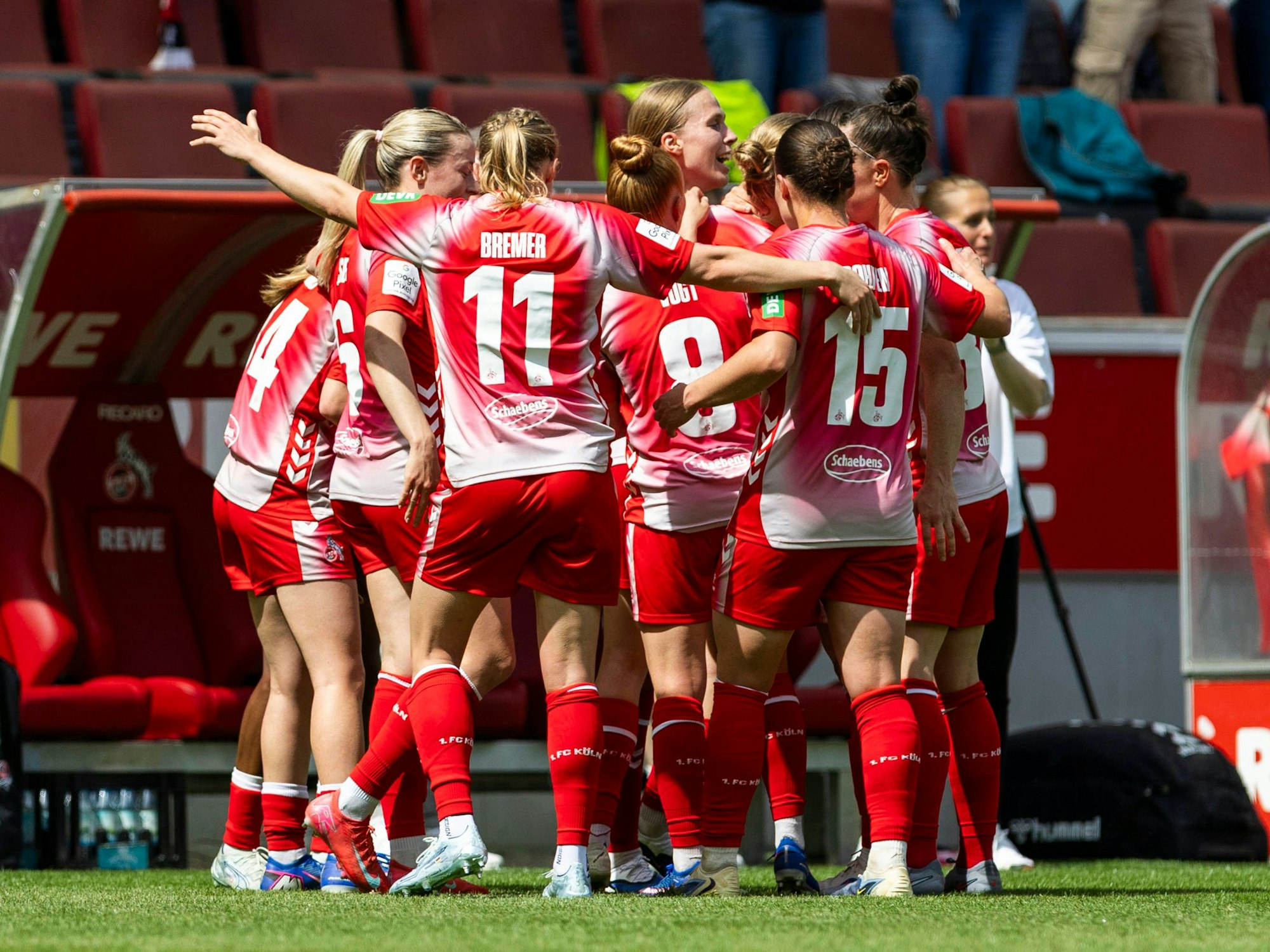 Die Frauen des 1. FC Köln bejubeln das Tor von Anna-Lena Stolze.