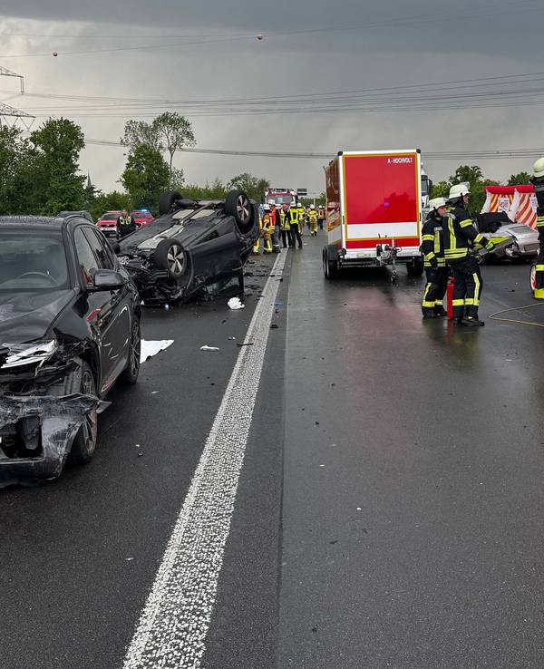 Auf der A61 bei Türnich im Südwesten von Köln kam es zu einem schrecklichen Unfall, gleich mehrere Fahrzeuge sind beteiligt. Eine junge Frau kam ums Leben.
