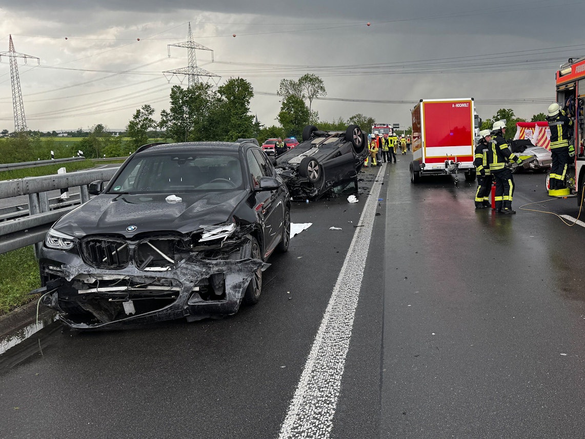 Auf der A61 bei Türnich im Südwesten von Köln kam es zu einem schrecklichen Unfall, gleich mehrere Fahrzeuge sind beteiligt. Eine junge Frau kam ums Leben.