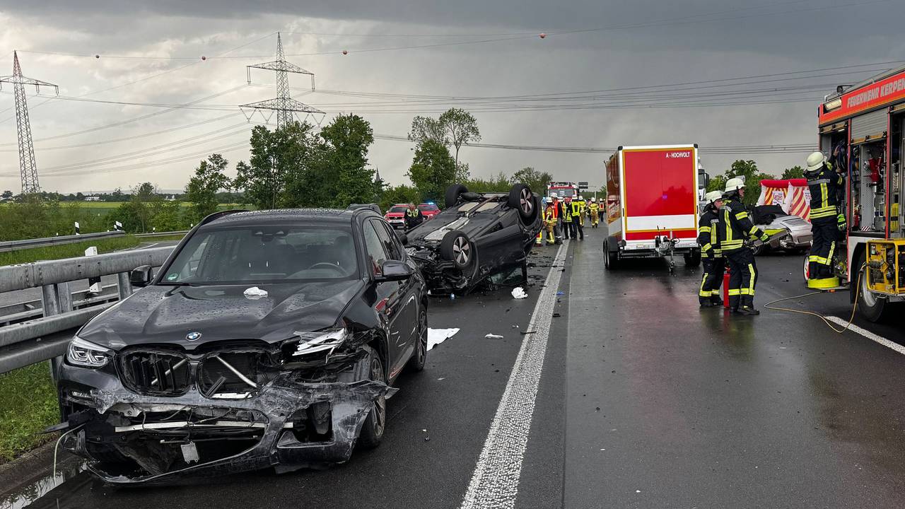 Auf der A61 bei Türnich im Südwesten von Köln kam es zu einem schrecklichen Unfall, gleich mehrere Fahrzeuge sind beteiligt. Eine junge Frau kam ums Leben.