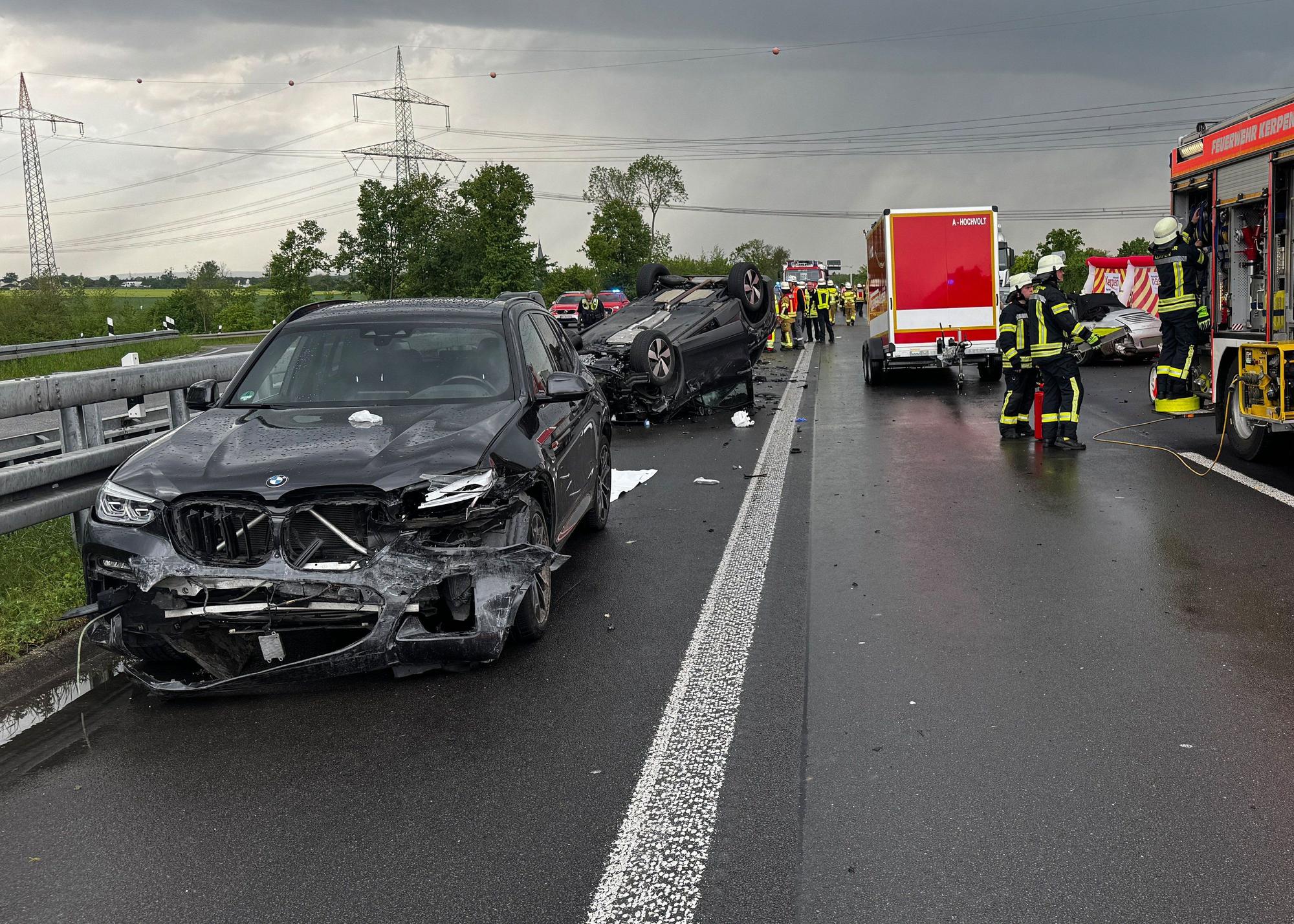 Auf der A61 bei Türnich im Südwesten von Köln kam es zu einem schrecklichen Unfall, gleich mehrere Fahrzeuge sind beteiligt. Eine junge Frau kam ums Leben.