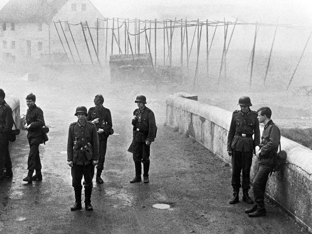 Eine lächerlich kleine Brücke, eine lächerlich kleine Gruppe, eine große Tragödie: Die unbedarften Oberschüler Hans, Albert, Walter, Jürgen, Klaus, Sigi und Karl (von links: Folker Bohnet, Fritz Wepper, Michael Hinz, Frank Glaubrecht, Volker Lechtenbrink, Günther Hoffmann, Karl Michael Balzer) werden in einen sinnlosen Tod geschickt. (Bild: HR/ARD Degeto)
