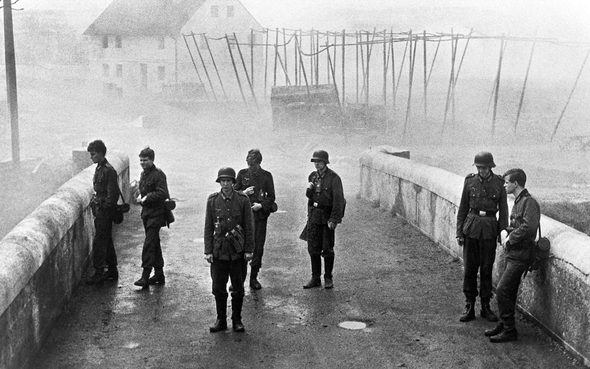 Eine lächerlich kleine Brücke, eine lächerlich kleine Gruppe, eine große Tragödie: Die unbedarften Oberschüler Hans, Albert, Walter, Jürgen, Klaus, Sigi und Karl (von links: Folker Bohnet, Fritz Wepper, Michael Hinz, Frank Glaubrecht, Volker Lechtenbrink, Günther Hoffmann, Karl Michael Balzer) werden in einen sinnlosen Tod geschickt. (Bild: HR/ARD Degeto)