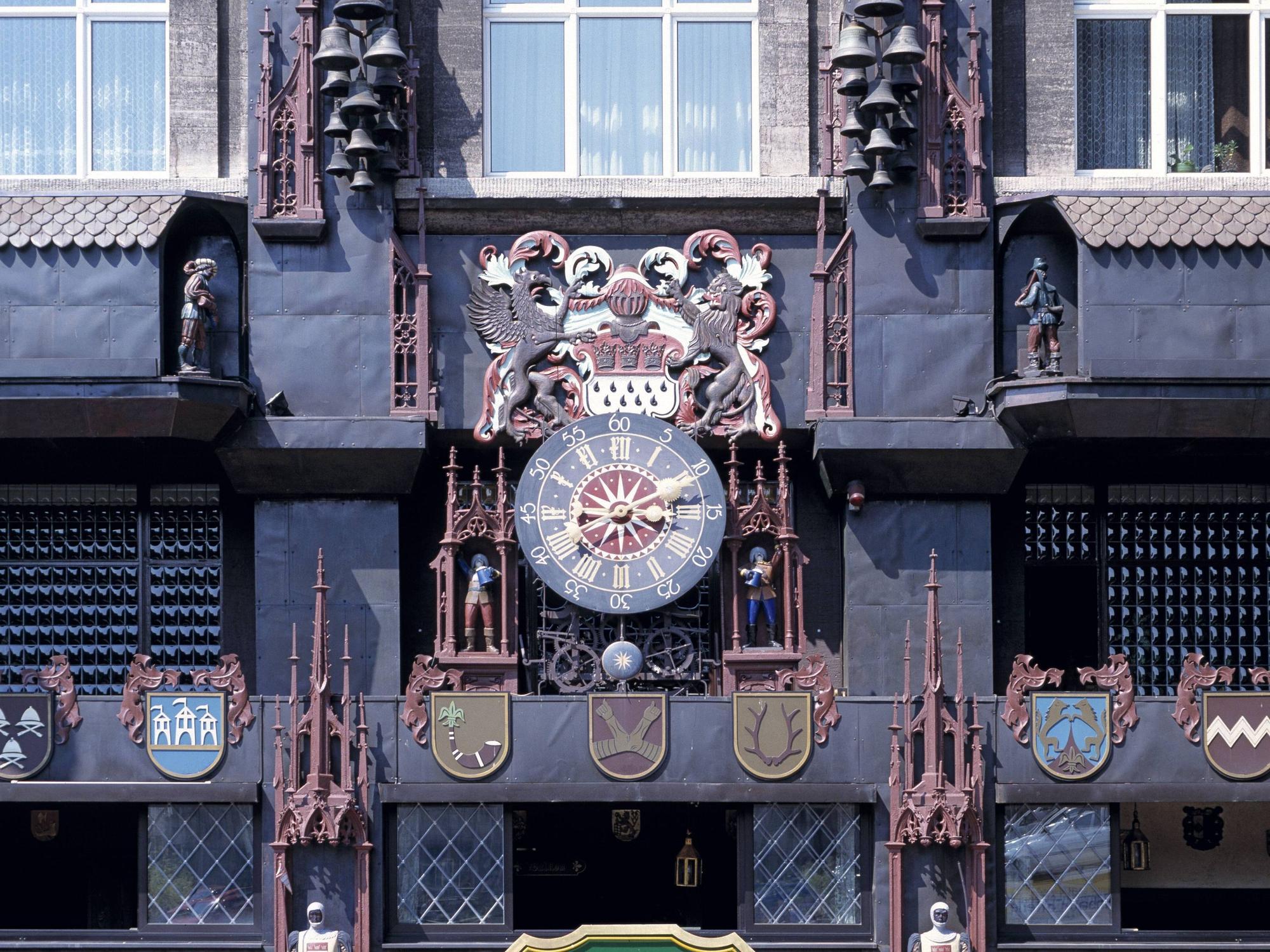 Das Glockenspiel am „Gasthaus am Dom“ hängt nicht mehr (Archivfoto).