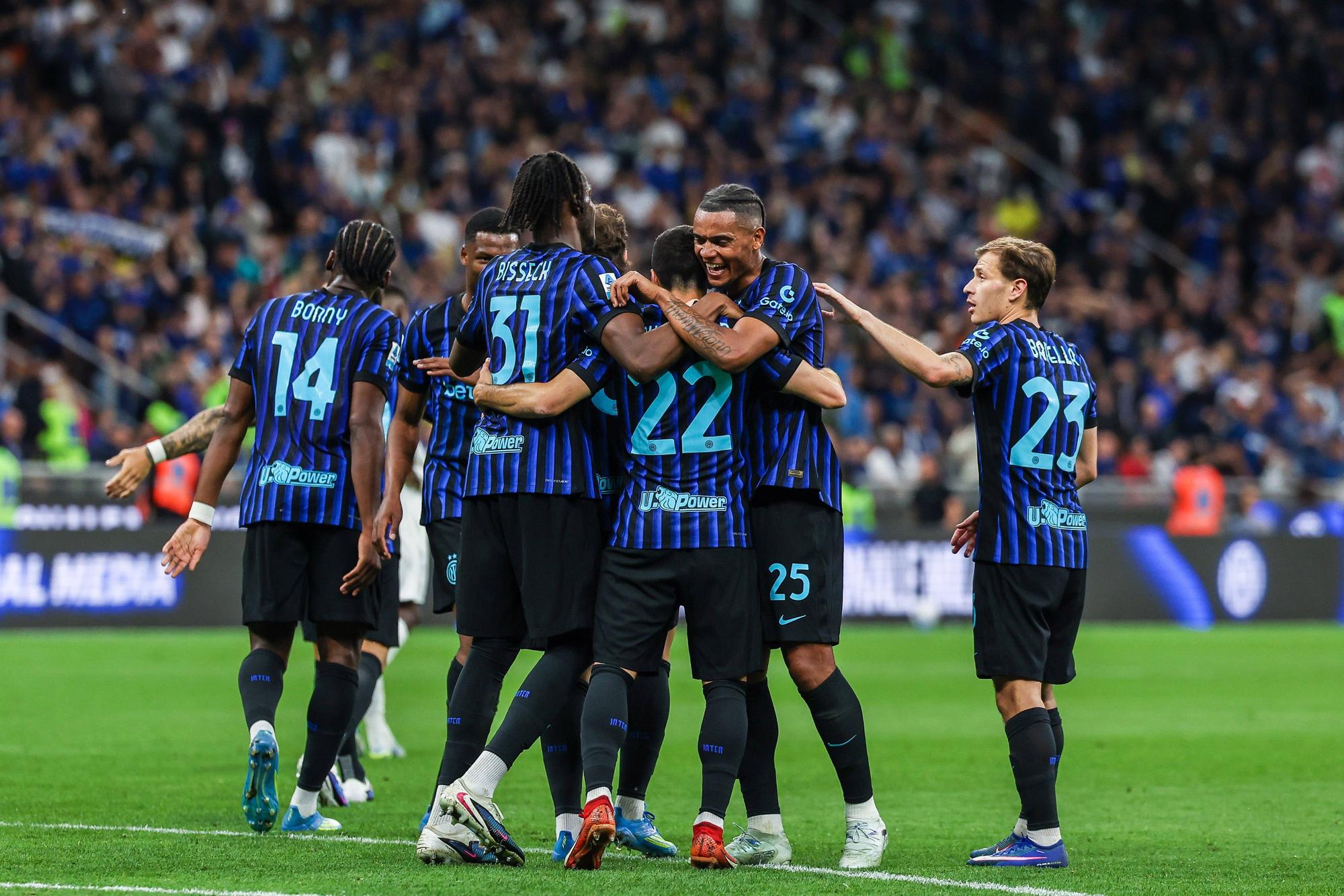 Inter-Profis bejubeln ein Tor.