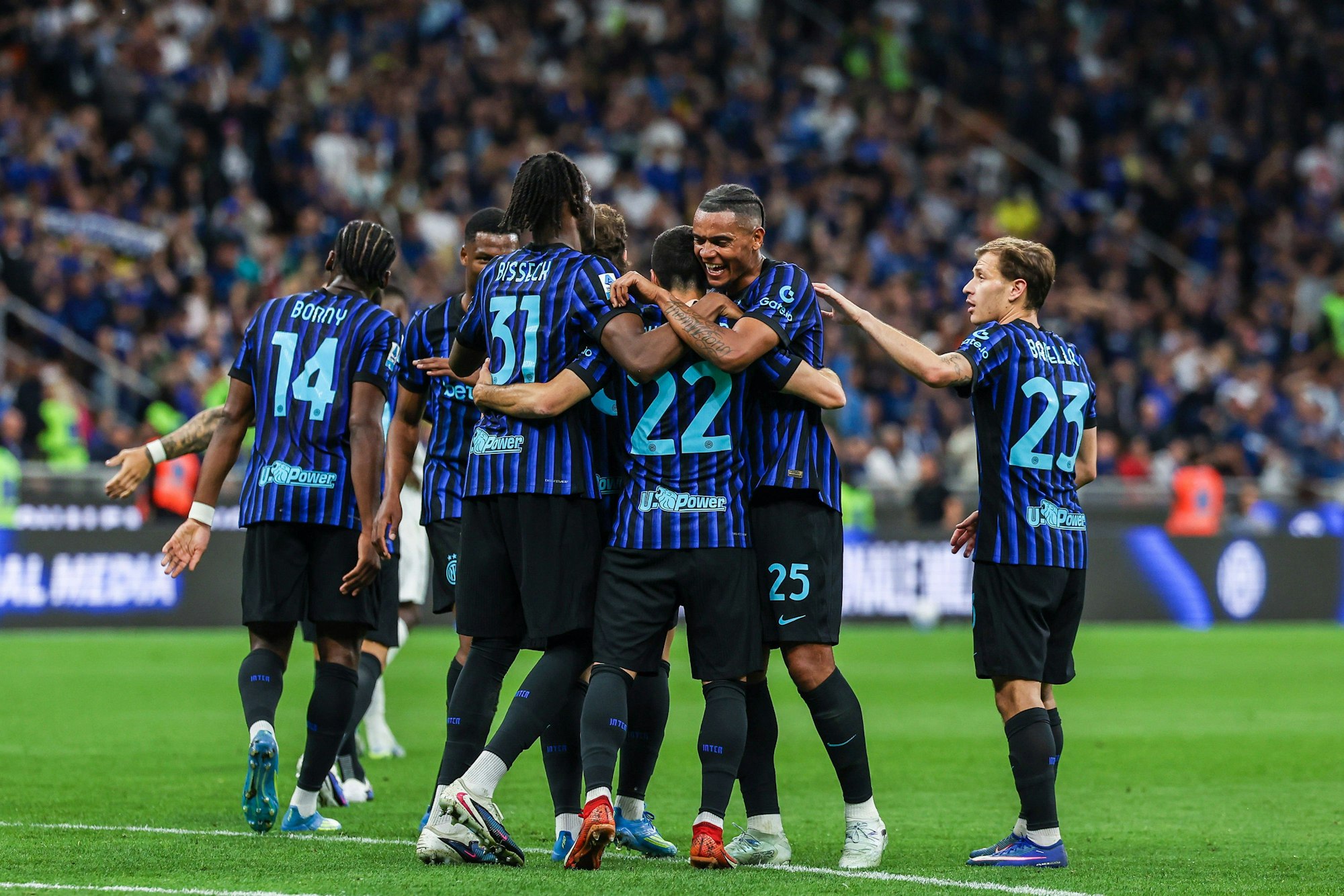 Inter-Profis bejubeln ein Tor.