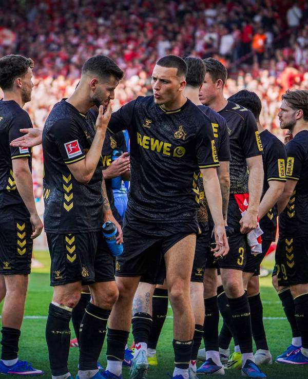 Die FC-Profis klatschen sich nach der Partie ab.