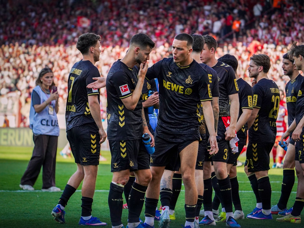 Die FC-Profis klatschen sich nach der Partie ab.