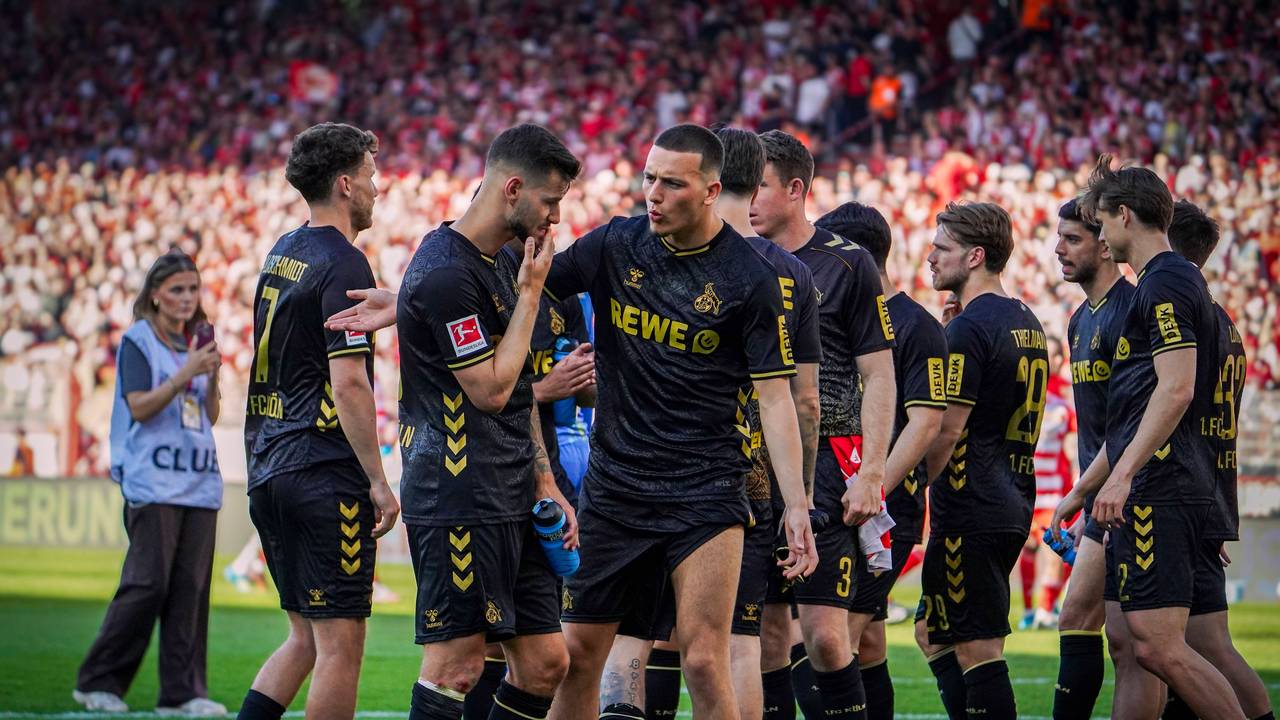 Die FC-Profis klatschen sich nach der Partie ab.