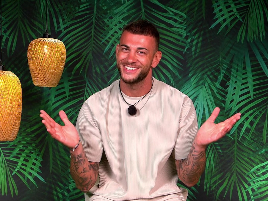 Serkan Yavuz ist happy: Er darf ganz offiziell Intrigen spinnen! (Bild: RTLZWEI)