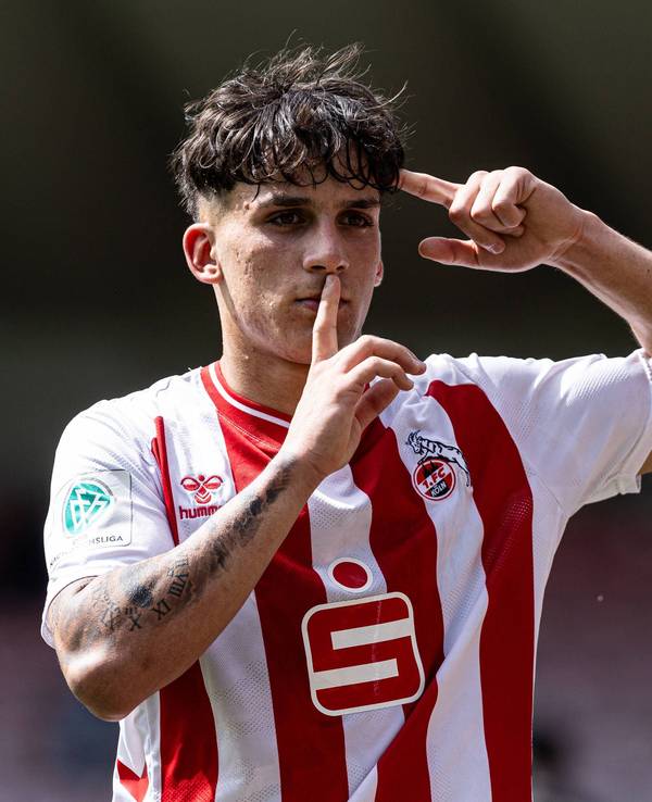Jason Ponente Ramirez jubelt im Trikot der U19 des 1. FC Köln.
