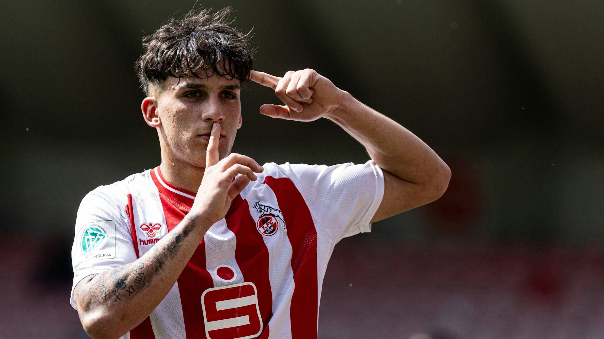 Jason Ponente Ramirez jubelt im Trikot der U19 des 1. FC Köln.