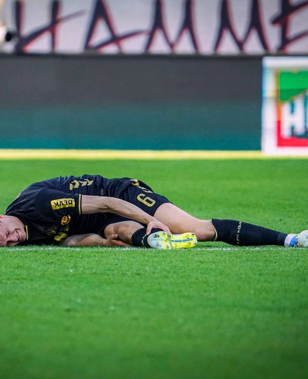 Eric Martel (1. FC Köln) liegt angeschlagen am Boden.