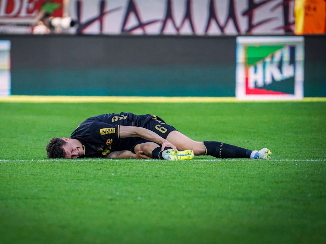 Eric Martel (1. FC Köln) liegt angeschlagen am Boden.