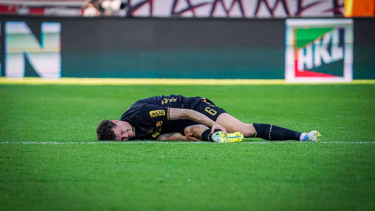 Eric Martel (1. FC Köln) liegt angeschlagen am Boden.