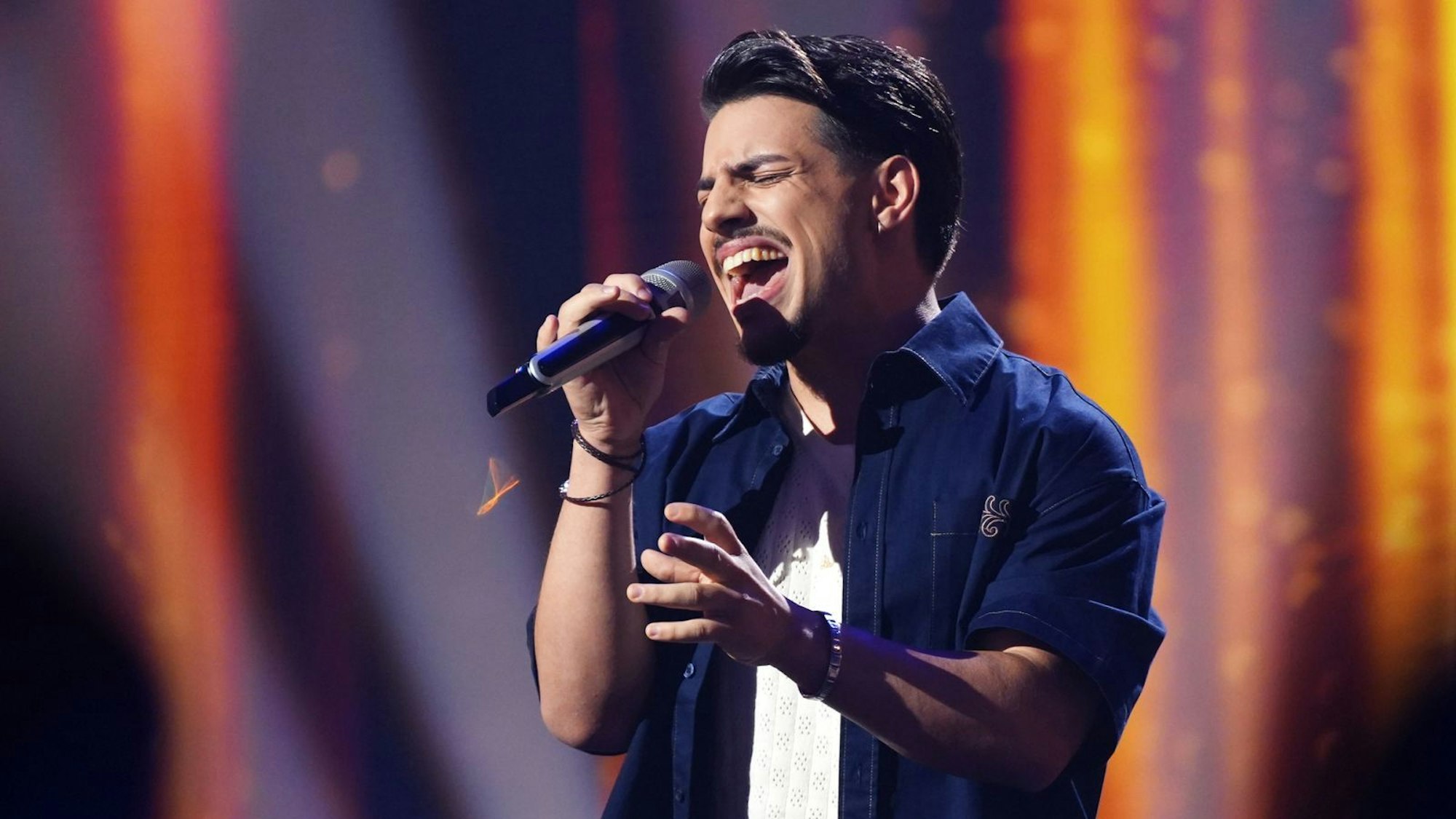 Paco Lazar Simic (23) widmet die Monsterballade „You're Still The One“ (Teddy Swims) seiner verstorbenen Oma. (Bild: RTL/Stefan Gregorowius)