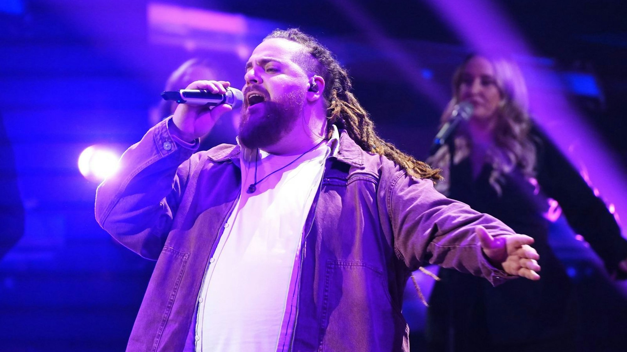 Lex Spielhaupter (35) muss mit „Pink Pony Club“ (Chappell Roan) aus seiner Komfortzone raus. Der „DSDS-Bär“ muss schwungvoll werden. (Bild: RTL/Stefan Gregorowius)