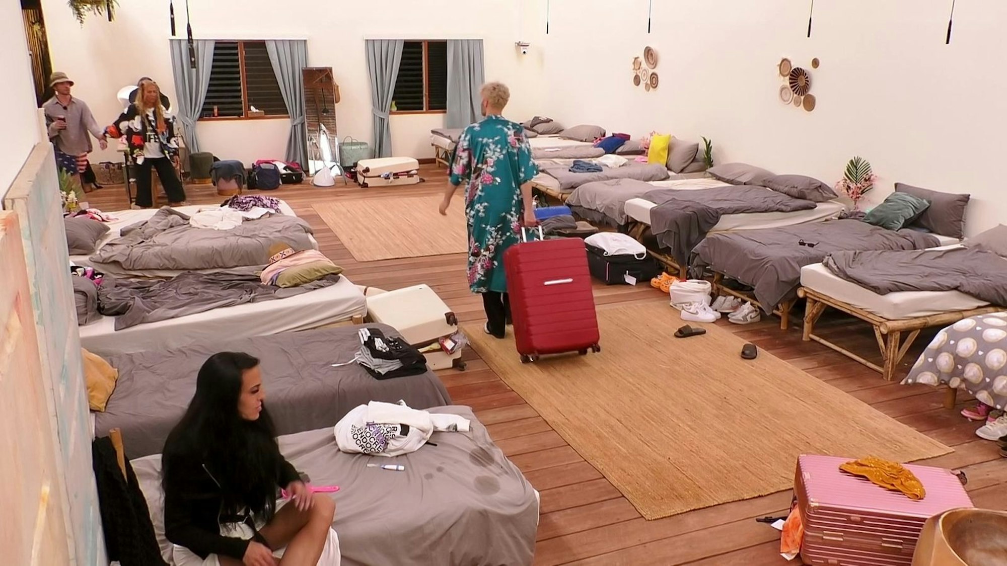 Sam muss seinen Koffer abgeben. (Bild: RTLZWEI)
